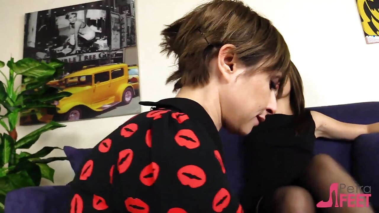 Lesbians in feet tickling game