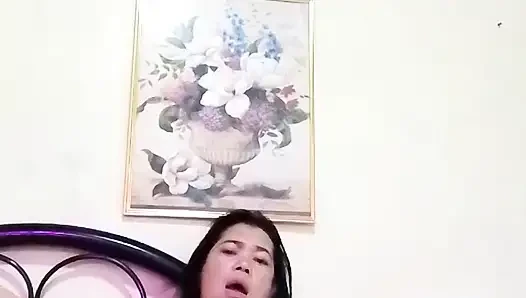 Tante seksi filipino lagi asik ngusap dan ngusap toketnya untuk pertama kali sebelum memeknya dientot habis-habisan