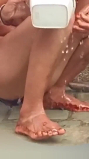 Η ετεροθαλής αδελφή κάνει μπάνιο με εσώρουχα στο εξωτερικό ανοιχτό μπάνιο, η αδελφή ήταν πολύ όμορφη. | Κλιπ 1