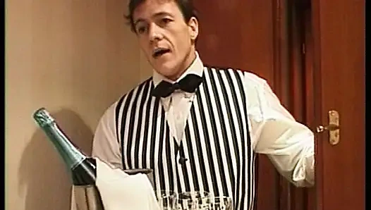 Büyük memeli çarpıcı kaltak büyük sert bir yarağa biniyor ve memeyle muamele çekiyor