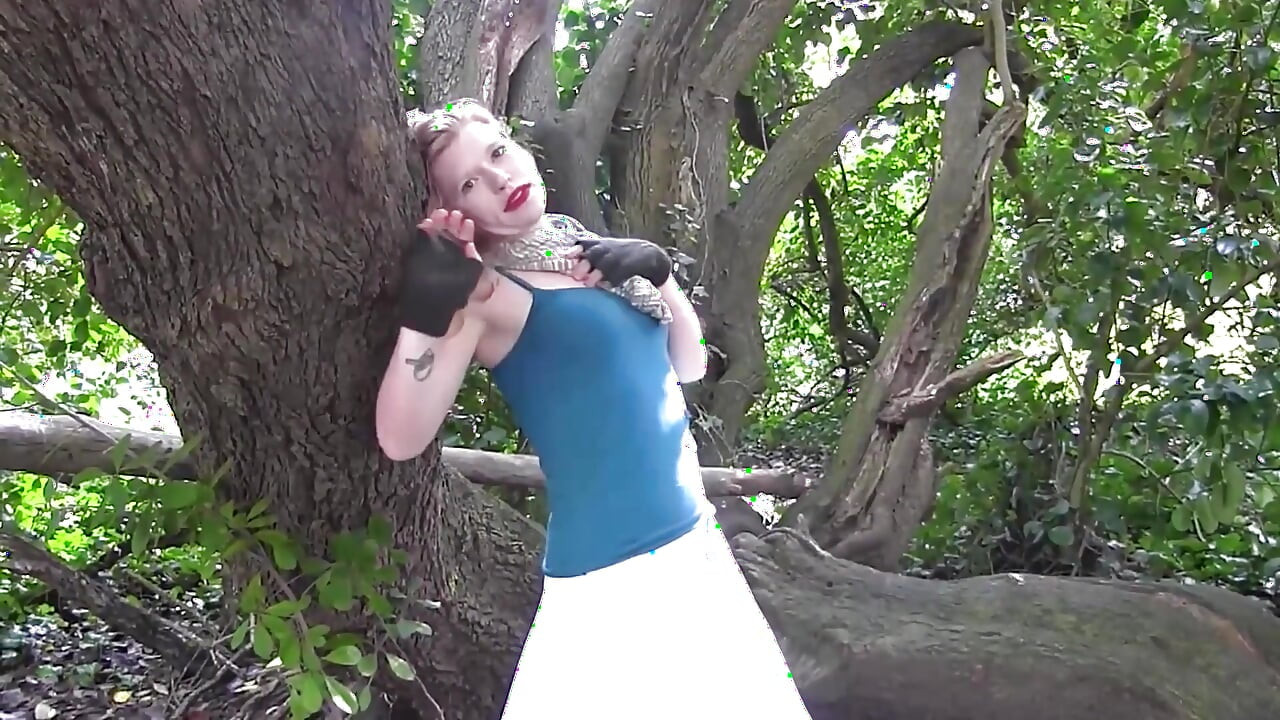Jovem puta se masturba no parque na árvore dando a si mesma enormes orgasmos emocionantes