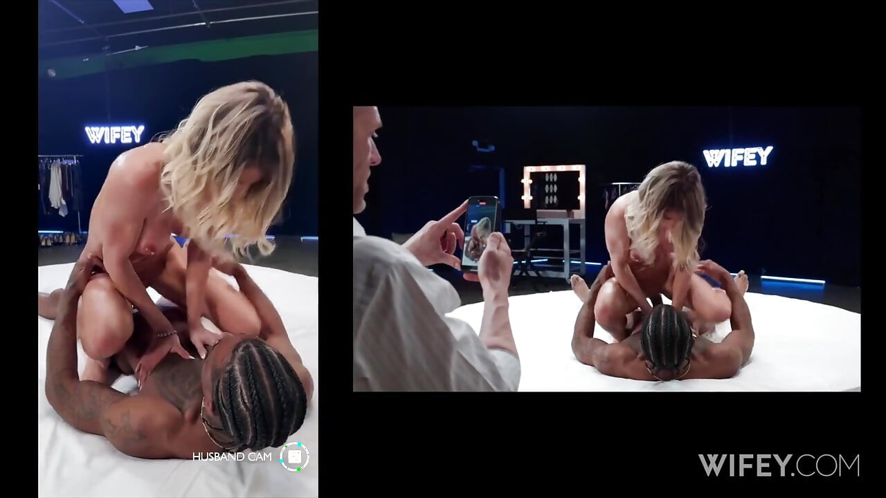 Soția blondă în formă, soția sexy Cassie Bender are parte de o ejaculare înăuntru cu o pulă neagră în fața soțului