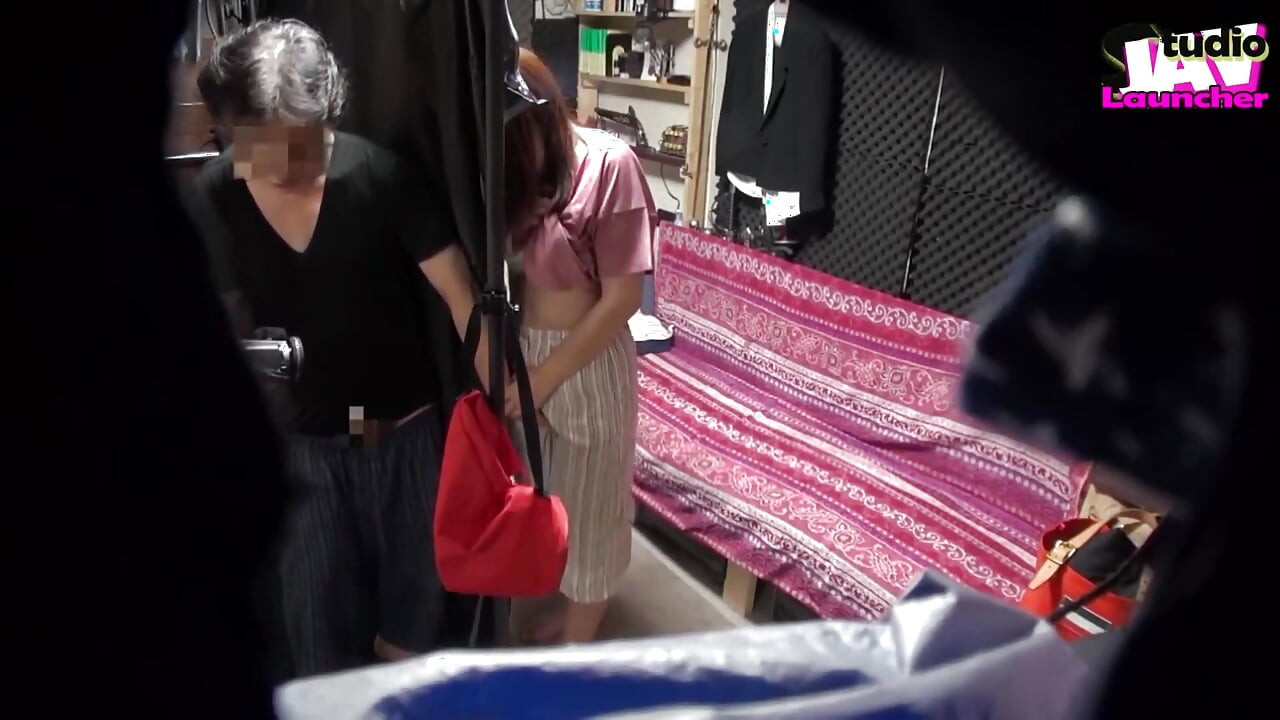 내 마누라의 친구가 묵고 그녀의 미시 매력이 서서히 나를 더 가까이 끌어당겼다 - 1부