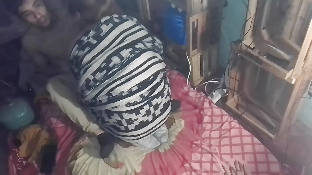 在毯子下，我吻她，摸她