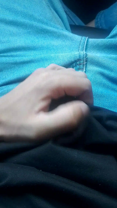 Typ in einem auto zeigt einen penis