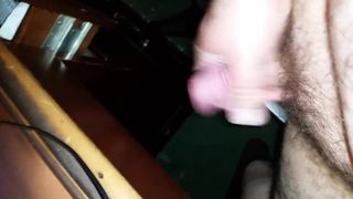 Cumming pod biurkiem