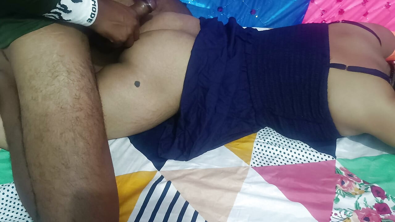 Sora mea vitregă indiană futută în cur și cu pizda linsă de pula în stil desi
