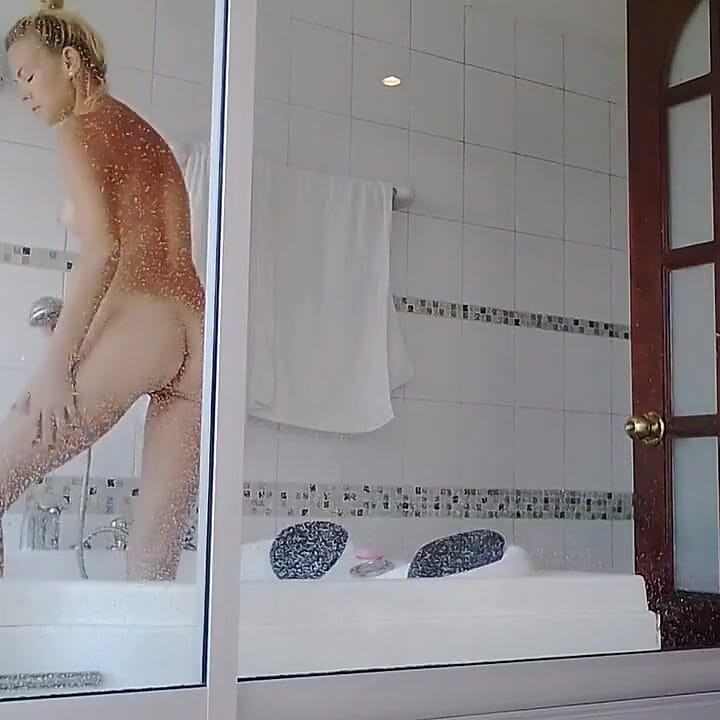 Spójrz na mnie w łazience