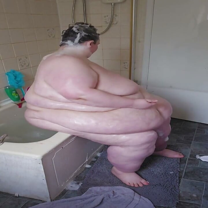 SSBBW, която не може да се изкъпе – Част 2 в банята