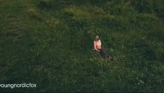Une chaudasse mariée nue à la recherche d'un amant avec un drone