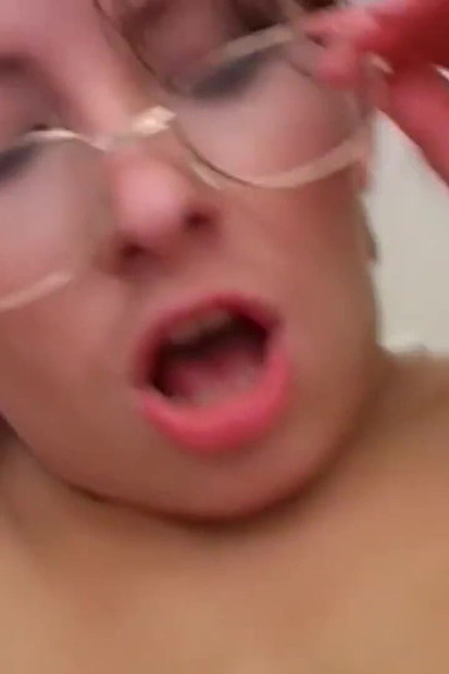 Spex brunetka je ošukaná a vystříkaná na obličej