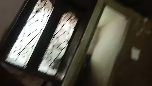 Hintli ulusal teyze arkadaşının karısının amını yalıyor