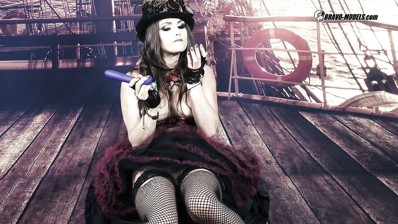 400 Barbara Bieber dans le rôle d'une pirate dans un costume de steampunk cosplay