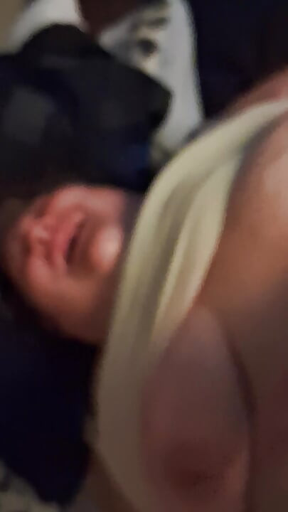 Bersenang-senang dengan shorty sebelum tidur. Suka bikin memek sempit itu muncrat.