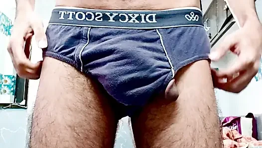 18Y BOY  PLAYING WITH HIS DICK AND MAKING IT CUM