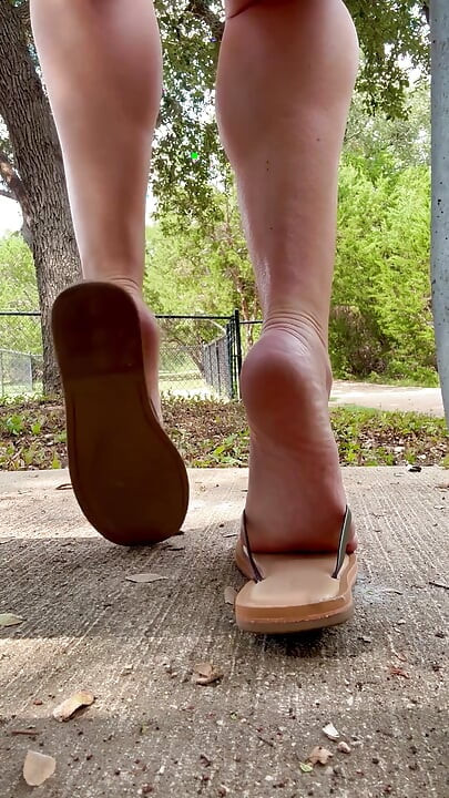 Provocación de pies al aire libre de Lila hotwife: parte 2 - ¿te gustan mis suelas y chanclas sonidos?