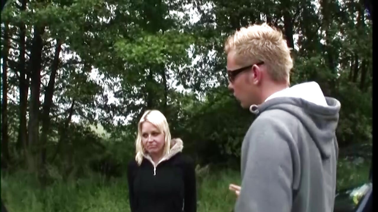 外で犯される自然な巨乳の女の子