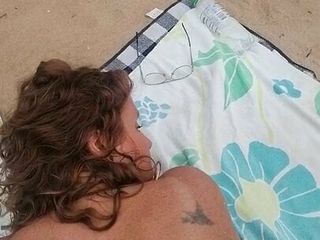 Sexe sur la plage publique