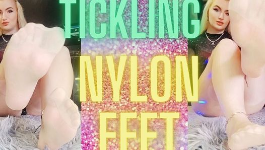 Fazendo cócegas nos pés de nylon