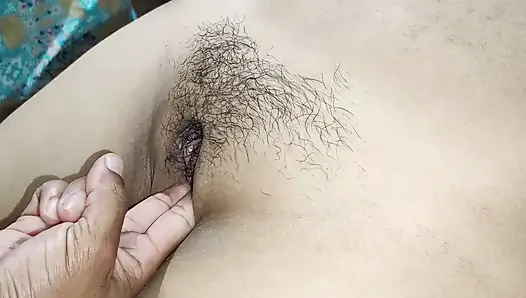 Seks lezat dengan vagina besar berakhir dengan air mani di dalam saudara tiri Tamil dari video x.