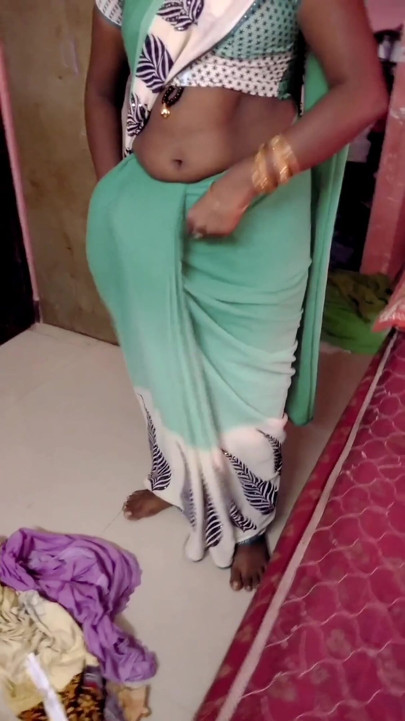 Desi tamil patni renu gile nagn sharir ka tauliya sookhna aur dhimi saari pahanna chherna! Indianhotwifex