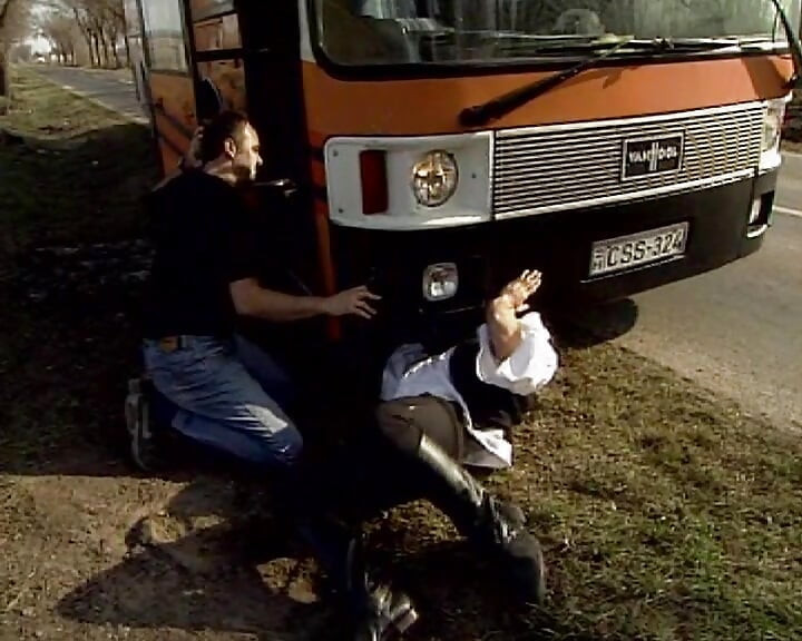 İki çarpıcı Fransız genç kız açık havada üçlü sekste göt deliğini siktiriyor