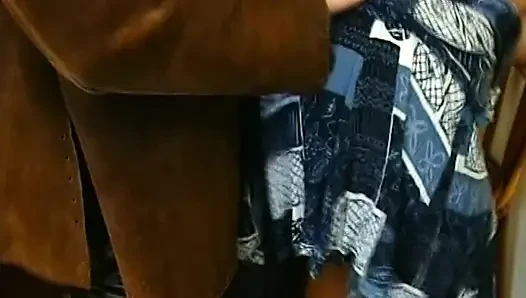 Ibu rumah tangga pekerja keras bermain koboi dan pelacur