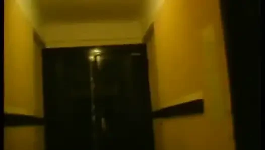 Pelacur dewasa suka mengisi vaginanya dengan mainan seks