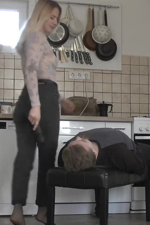 Miss Amy Douxxx Makes Herself Happy on the Slave's Face