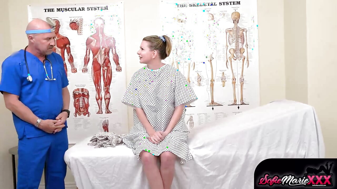 LaLa Tadas corpul excitat îngrijit de Sofie Marie și doctorul DILF