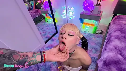 Brian Omally Mengisi Hannah Quinn Dengan Creampie Setelah Bermain Glowstick!
