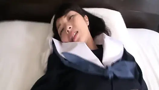 Красотка с черными волосами Mikako тает в глубокую и интенсивную сенсорную встречу