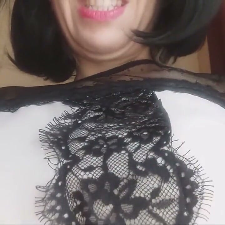 의붓아빠의 아름다운 입에서 나오는 어색한 깊은 포효