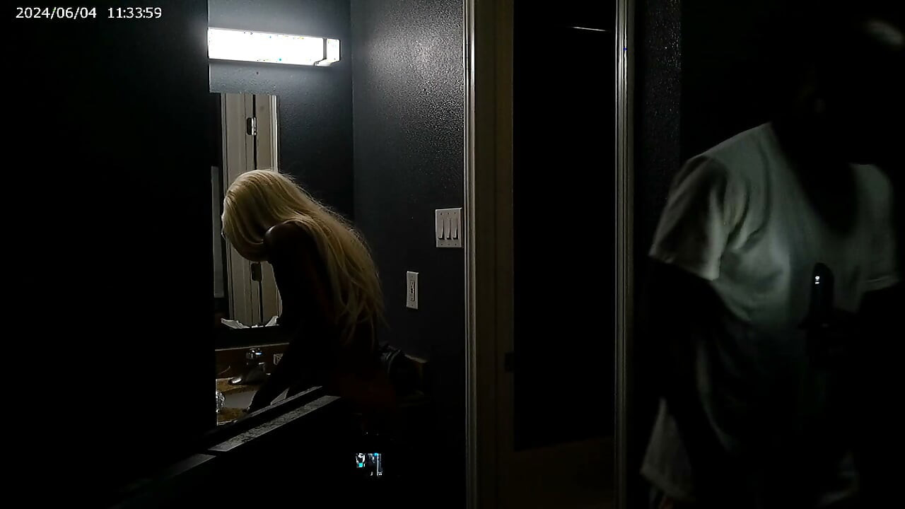 Flaca pequeña en la ducha