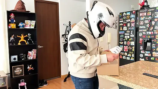 Kocam evde yokken kuryeye amımı veriyorum! Sıkı amcığımı spermle doldurdu!