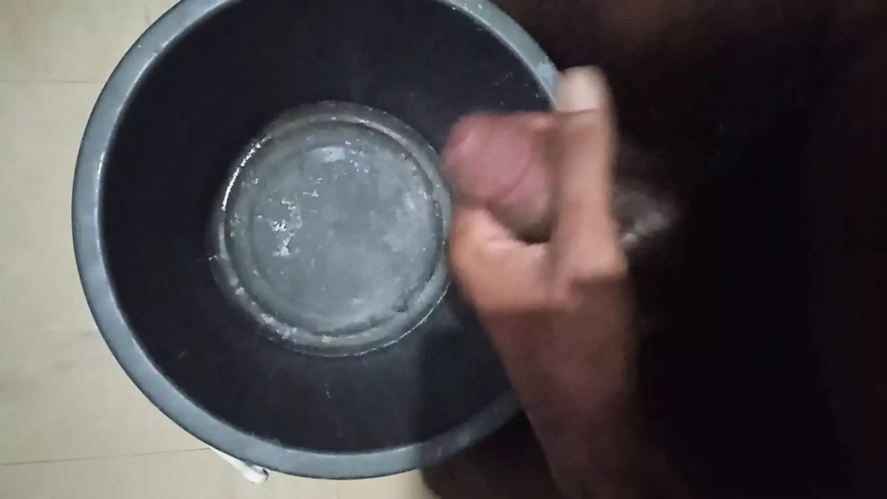 Jim自慰并在没有手的情况下射在桶里