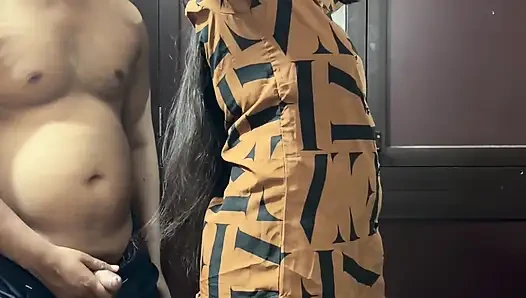 Bhabhi India disetubuhi oleh devar saat melakukan make-up