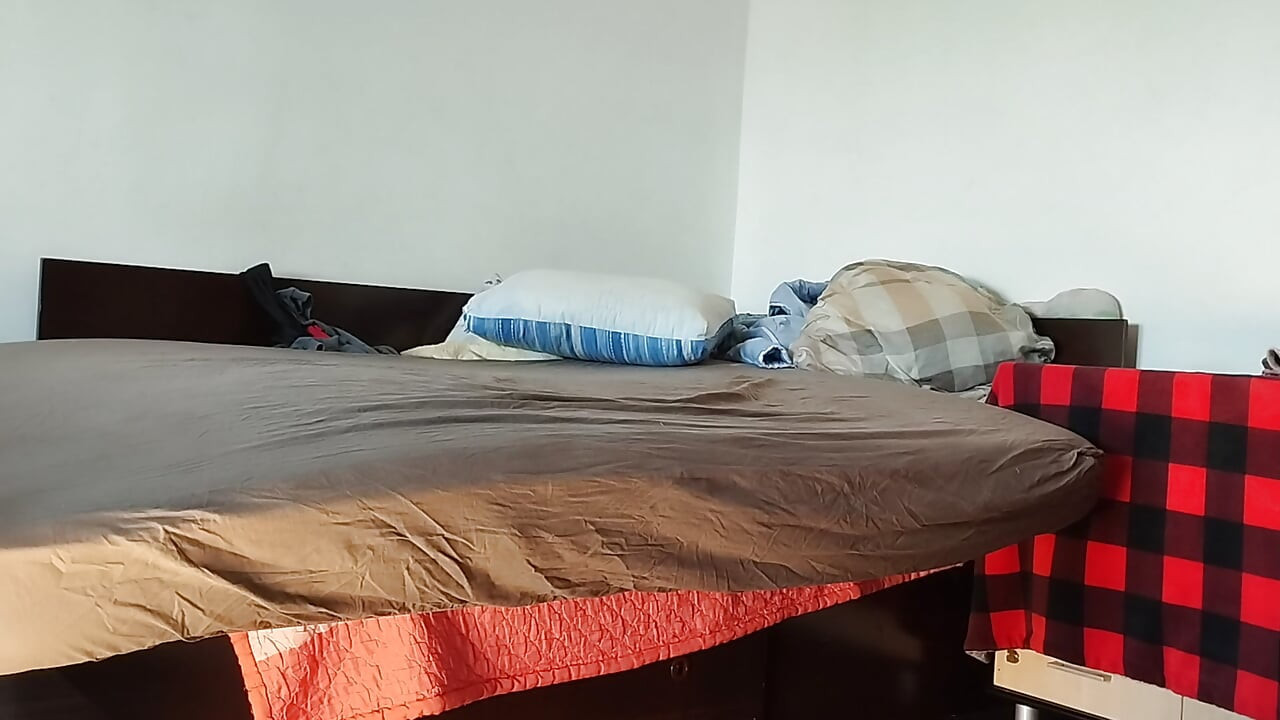 Seksi brineta isprobava najlonke