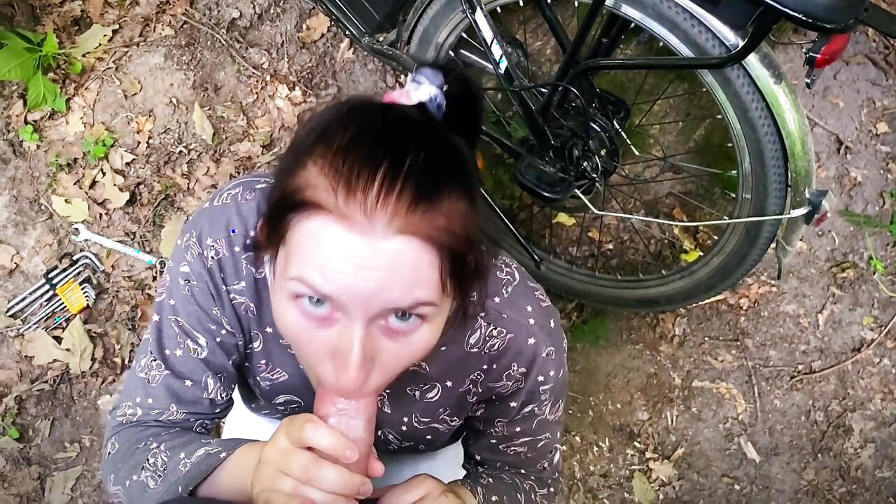 Die Dumme Brünette Hat Im Wald Ein Fahrrad Kaputt Gemacht Und Mit Einer Pussy Für Die Reparaturen Bezahlt! Verdammter Doggystyle