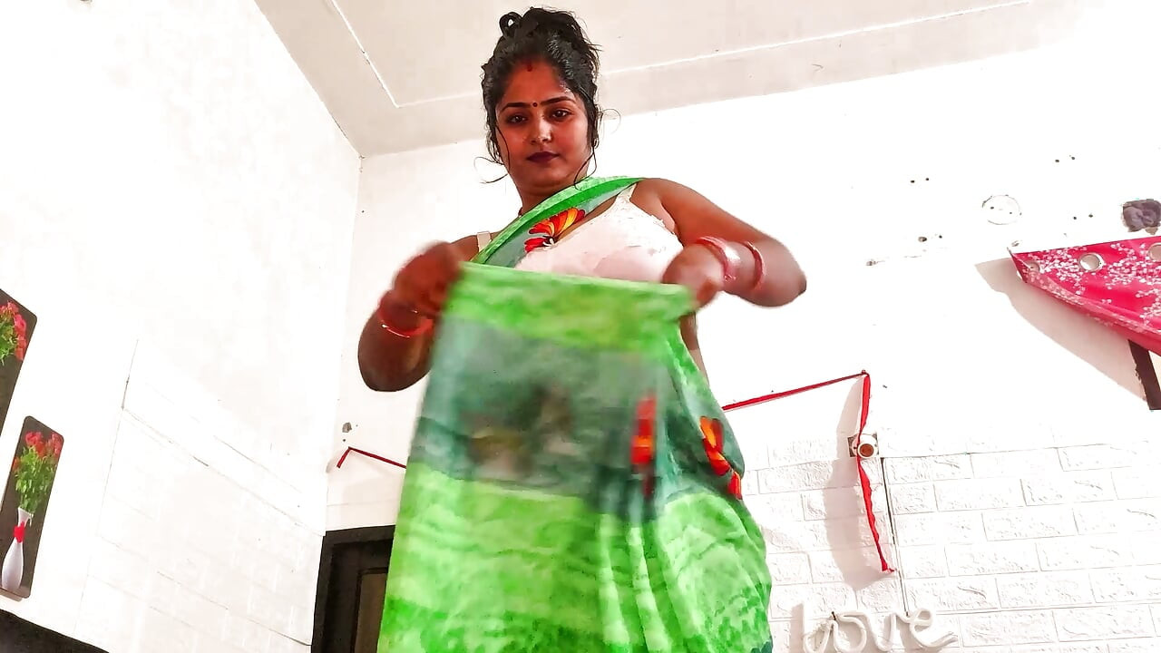 Desi Bhabhi uprawia seks z chłopakiem, rozmawiając przez telefon z mężem – hinduskie porno