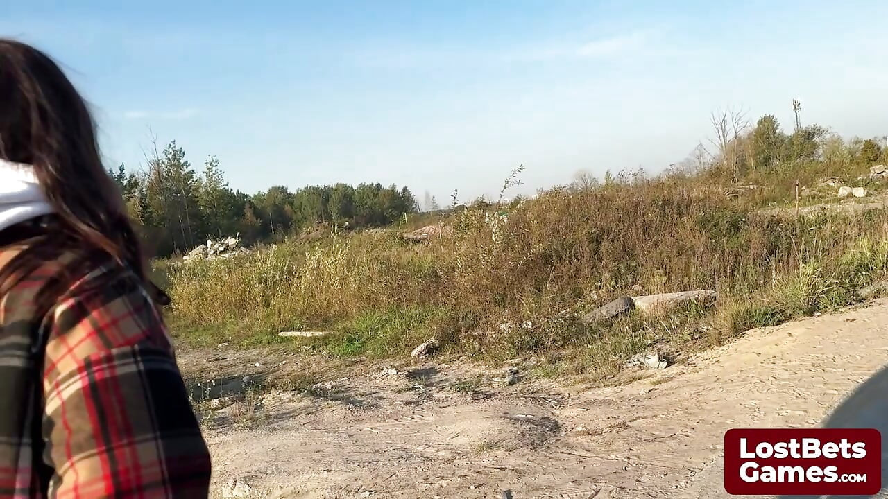 ג'יימס וסופיה עסוקים במשחק חשפנות של סטירות יד