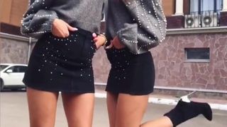 Gêmeas russas sensuais em saias curtas e salto alto