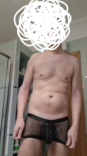 透けているボクサーブリーフを下ろして、より良い景色を取ろうとしています