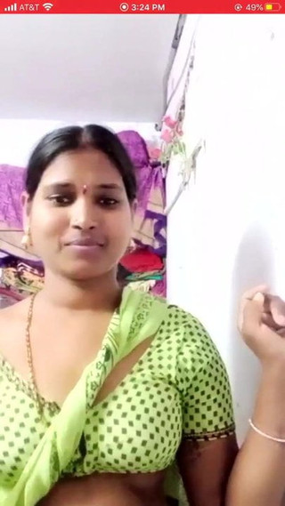 Video di spogliarello di una calda ragazza di famiglia tamil