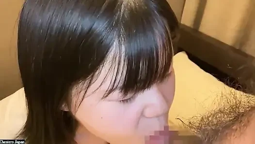 Sullen siyah saçlı duvar çiçeği