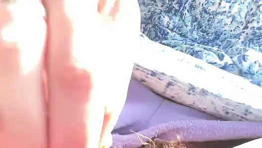 Stiefmutter Spielt Hinten Im Bus Mit Ihrer Stinkenden Muschi, Dann Schnüffelt Und Lutscht Ihre Stinkenden Finger!