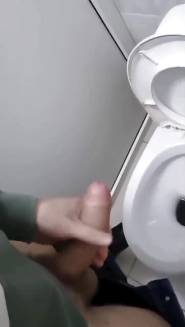 Runkkaaminen vessassa ja laukeaminen