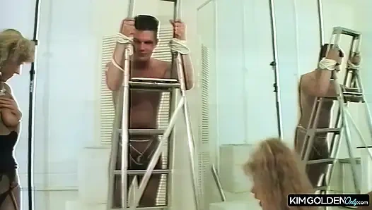 Sinnliche Blondinen im erotischen Striptease