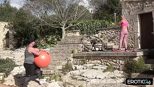 Üvey baba ve üvey oğlu üvey kız kardeşini paylaşıyor