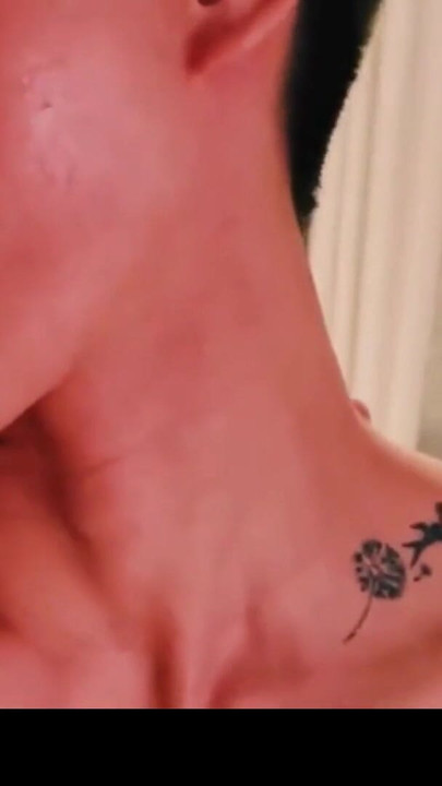 Uzbudljiv trenutak iz filma "Hotel Hookup: Asian Twink Trio Share Everything (Raw & Real)"